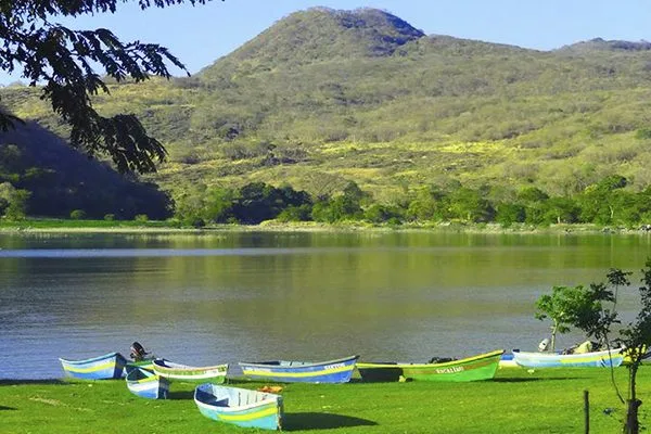 Lanchas en la orilla del Lago de Güija